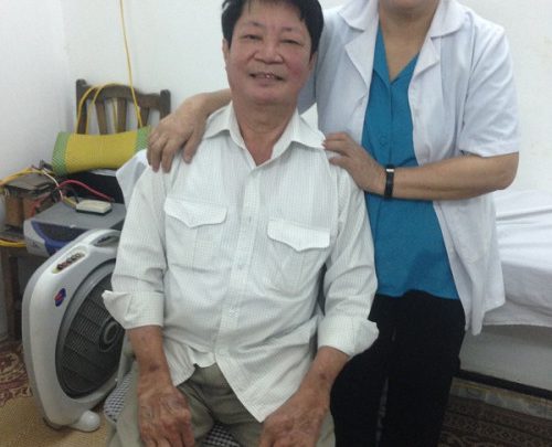 Lương y Đỗ Thị Tuyết Minh và bệnh nhân