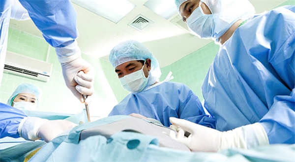 Phẫu thuật là một trong những phương pháp điều trị thoái hóa cột sống thắt lưng
