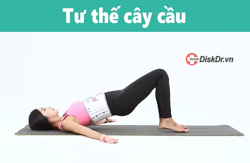 Tư thế cây cầu - Các bài tập yoga cho người thoát vị đĩa đệm