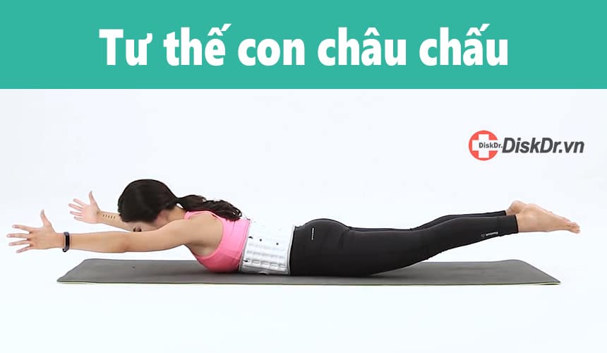 Tư thế con châu chấu - Các bài tập yoga cho người thoát vị đĩa đệm