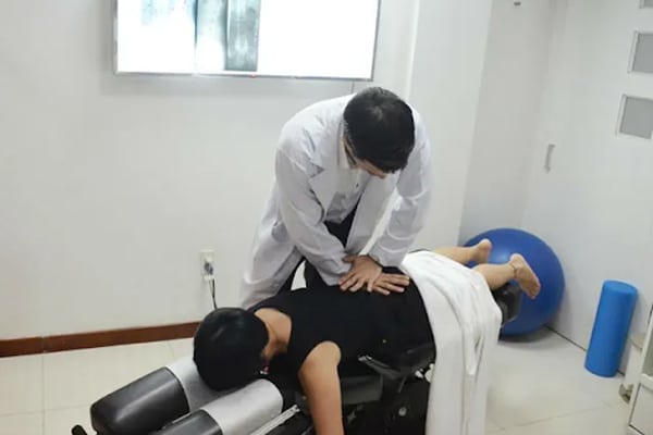 Chữa thoát vị đĩa đệm bằng phương pháp Chiropractic