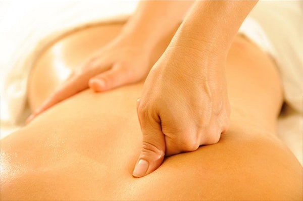Massage lưng chữa thoát vị đĩa đệm