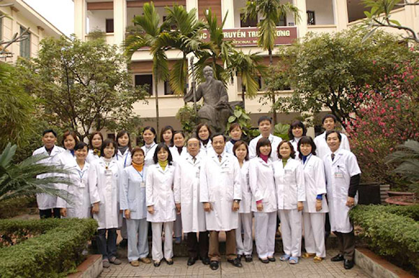 Đội ngũ bác sĩ bệnh viện Y học Cổ truyền Trung ương