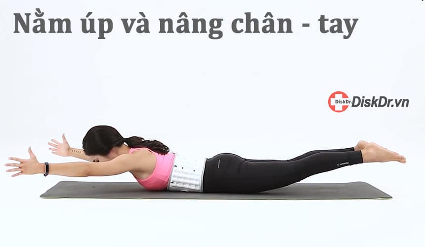 Bài tập với tư thế nằm úp và nâng chân tay