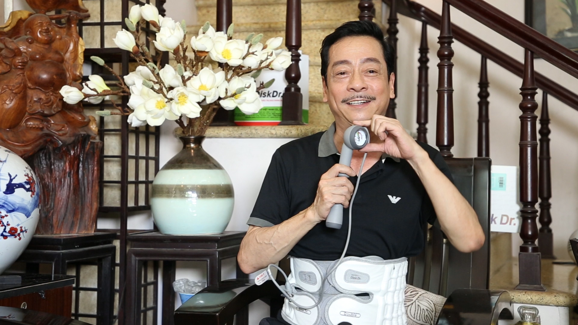 Nghệ sĩ Hoàng Dũng sử dụng đai lưng DiskDr chữa thoát vị đĩa đệm tại nhà