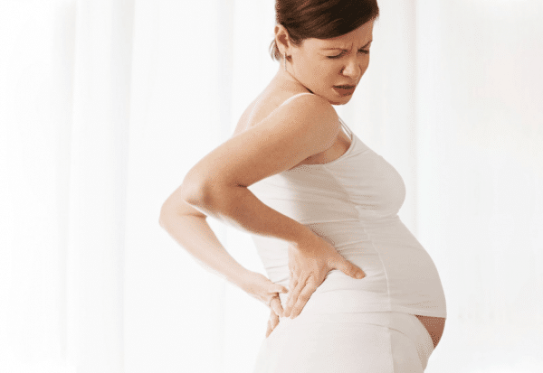 Đau lưng khi mang thai có thể do nhiều nguyên nhân gây ra