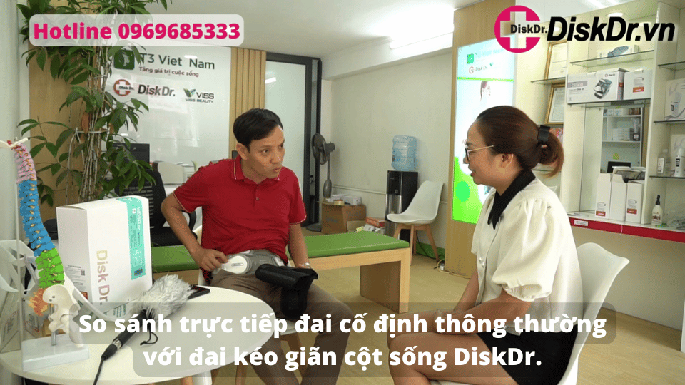 So sánh đai cố định với đai kéo giãn cột sống DiskDr. (Ảnh chụp từ Clip)