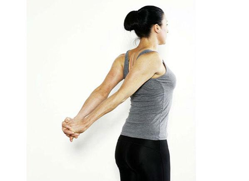 Đây là bài tập thể dục cho người đau mỏi vai gáy, bài tập ưỡn ngực sẽ giúp kéo giãn tối đa các cơ vùng cổ và lưng