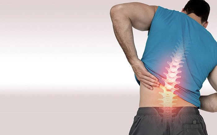 Đau nhức vùng thắt lưng khi vận động, ngồi hoặc đứng quá lâu