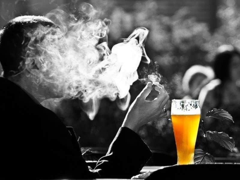 Sử dụng những chất kích thích như bia, rượu, thuốc lá làm tăng nguy cơ bị thoát vị đĩa đệm