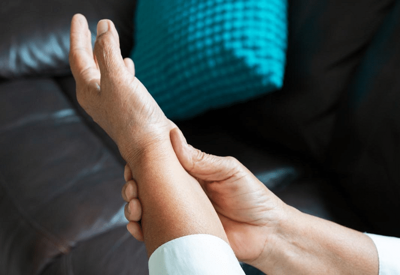 Chấn thương vật lý là một trong những nguyên nhân hàng đầu gây đau khớp cổ tay