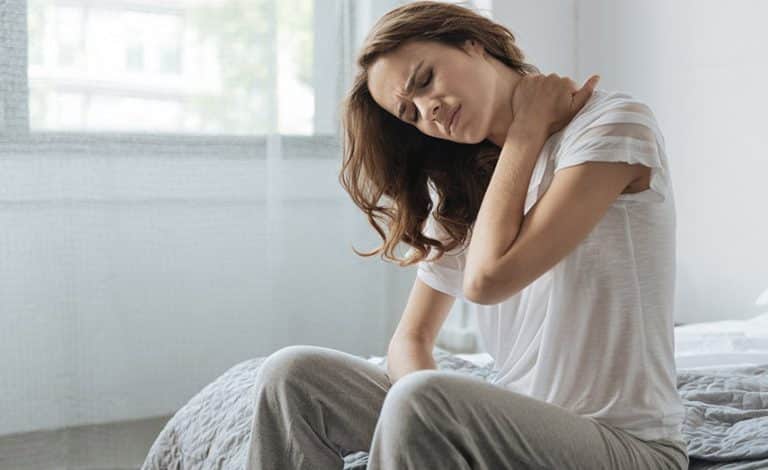 Đau cổ vai gáy khi ngủ dậy: Nguyên nhân, cách phòng tránh và điều trị