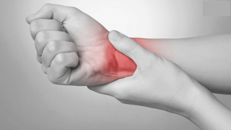 Cổ tay thường có biểu hiện sưng tấy, đỏ, đau nhức khiến cho người bệnh cảm thấy rất khó chịu