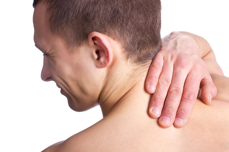 Một trong những dấu hiệu phổ biến mà gần như bệnh nhân thoát vị đĩa đệm cổ nào cũng gặp phải là các cơn đau