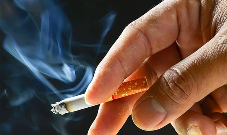 Chất nicotine trong thuốc lá sẽ làm giảm lượng oxy cung cấp cho đĩa đệm