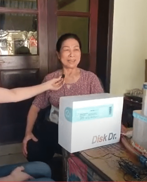 Bác Liên khách hàng sử dụng đai DiskDr do thoái hóa cột sống