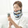 Ảnh chụp khi kéo giãn tư thế Đứng/Ngồi của Đai kéo giãn cột sống cổ DiskDr CS500G2 phiên bản có khóa xoay sử dụng kéo giãn tư thế Đứng/Ngồi và Nằm