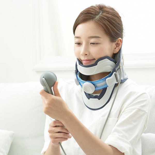 Ảnh chụp khi kéo giãn tư thế Đứng/Ngồi của Đai kéo giãn cột sống cổ DiskDr CS500G2 phiên bản có khóa xoay sử dụng kéo giãn tư thế Đứng/Ngồi và Nằm